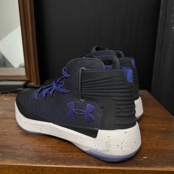 Sold
Stephen Curry Under Armour
Curry 3Zero
White / Purple / Blue
Size 13 - Picture 4 of 7
